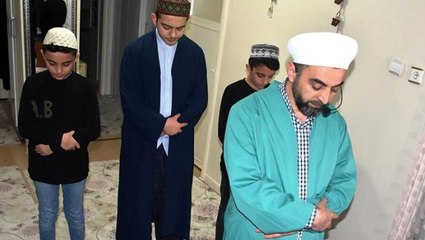 Kırıkkale'de din görevlisi, kurduğu ses sistemiyle komşularına evlerinde teravih namazı kıldırıyor