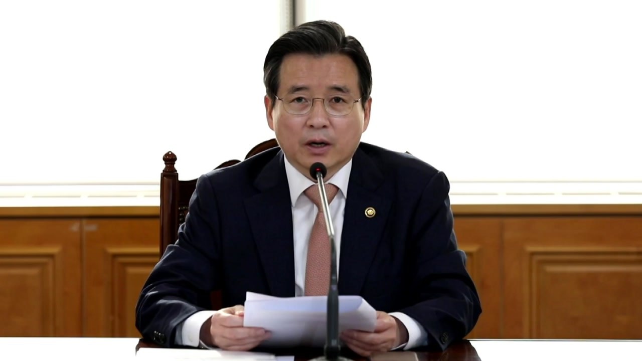 기재차관 "경제 즉각 반등 쉽지 않아...강력한 경제 방역 필요" / YTN