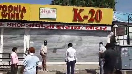 इसे कहते हैं अनुशासन, शराब की दुकान के बाहर खुद ही गोले बनाकर खड़े हो गए लोग... पुलिस की टेंशन कम हुई