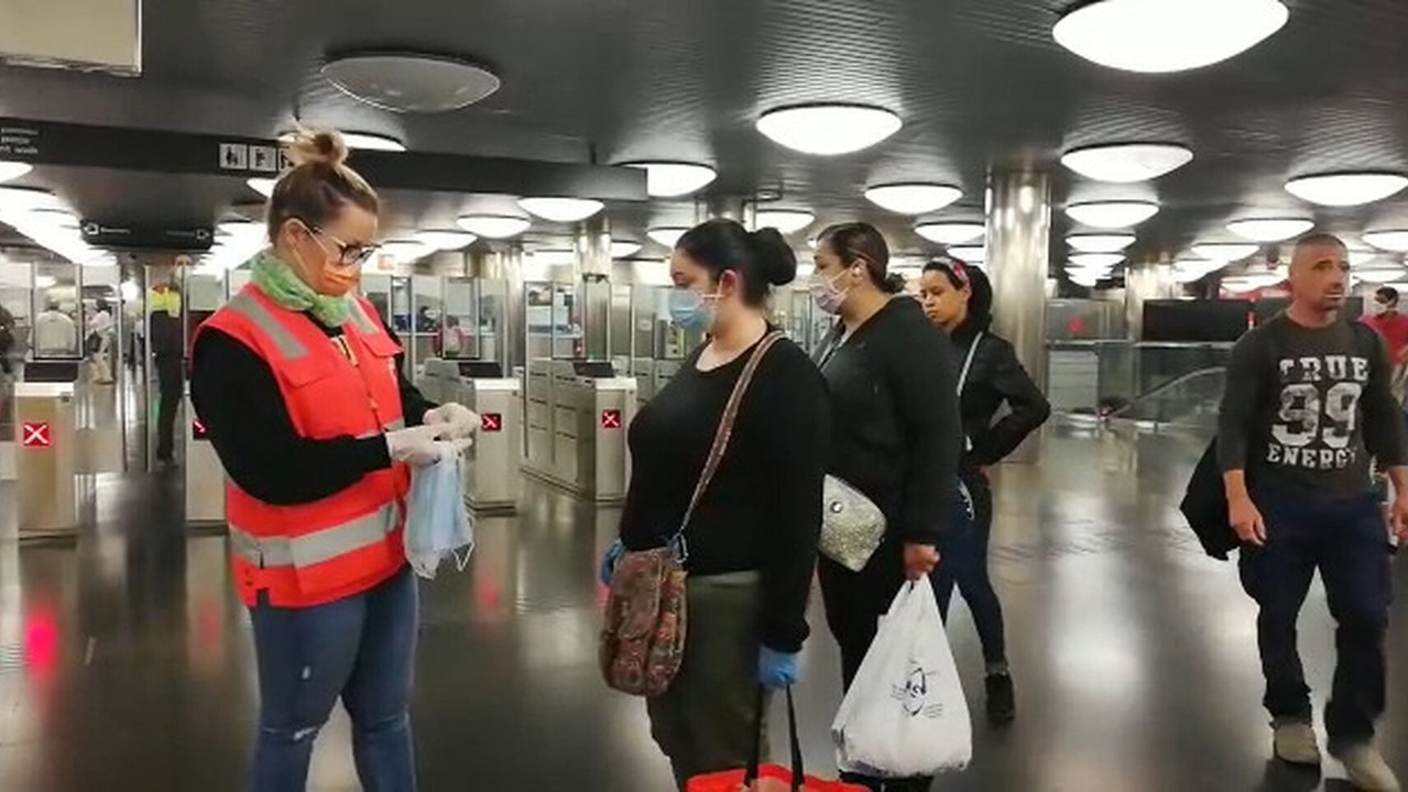 Reparto de mascarillas en Barcelona: desde este lunes son obligatorias en el transporte