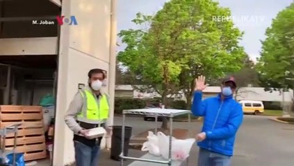 Membagikan Iftar untuk warga menjelang buka puasa di salah satu masjid di Virginia, AS.