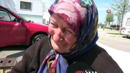 82 yaşındaki engelli annesiyle birlikte 90 gündür arabada yaşıyor: Çok zor durumdayız yardım edin