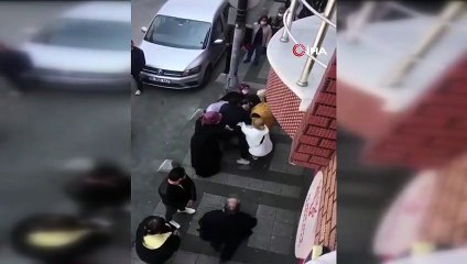Ekmek sırasında bekleyen kadınların saç saça baş başa kavgası kamerada