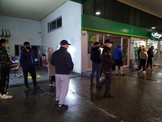 Kısıtlama sonrası akaryakıt istasyonlarındaki marketlerde yoğunluk