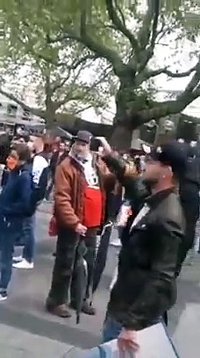 Polzei prügelt auf Frau ein