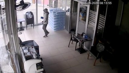Hırsız virüsü fırsat bildi, kafeyi soydu
