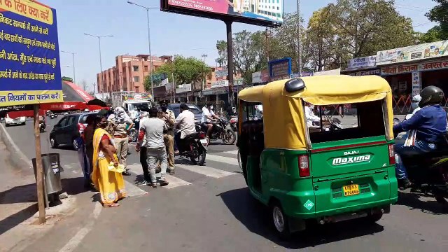 झांसी: जिले में नही हो रहा लॉकडाउन का पालन, सड़को पर उमड़ी भीड़