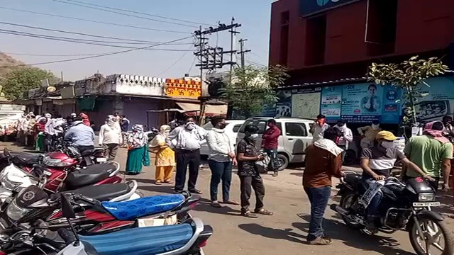 41 दिन बाद खुले यहां के बाजार, बैंकों के बाहर लगी भारी भीड़, दुकानों की साफ-सफाई में जुटे दुकानदार