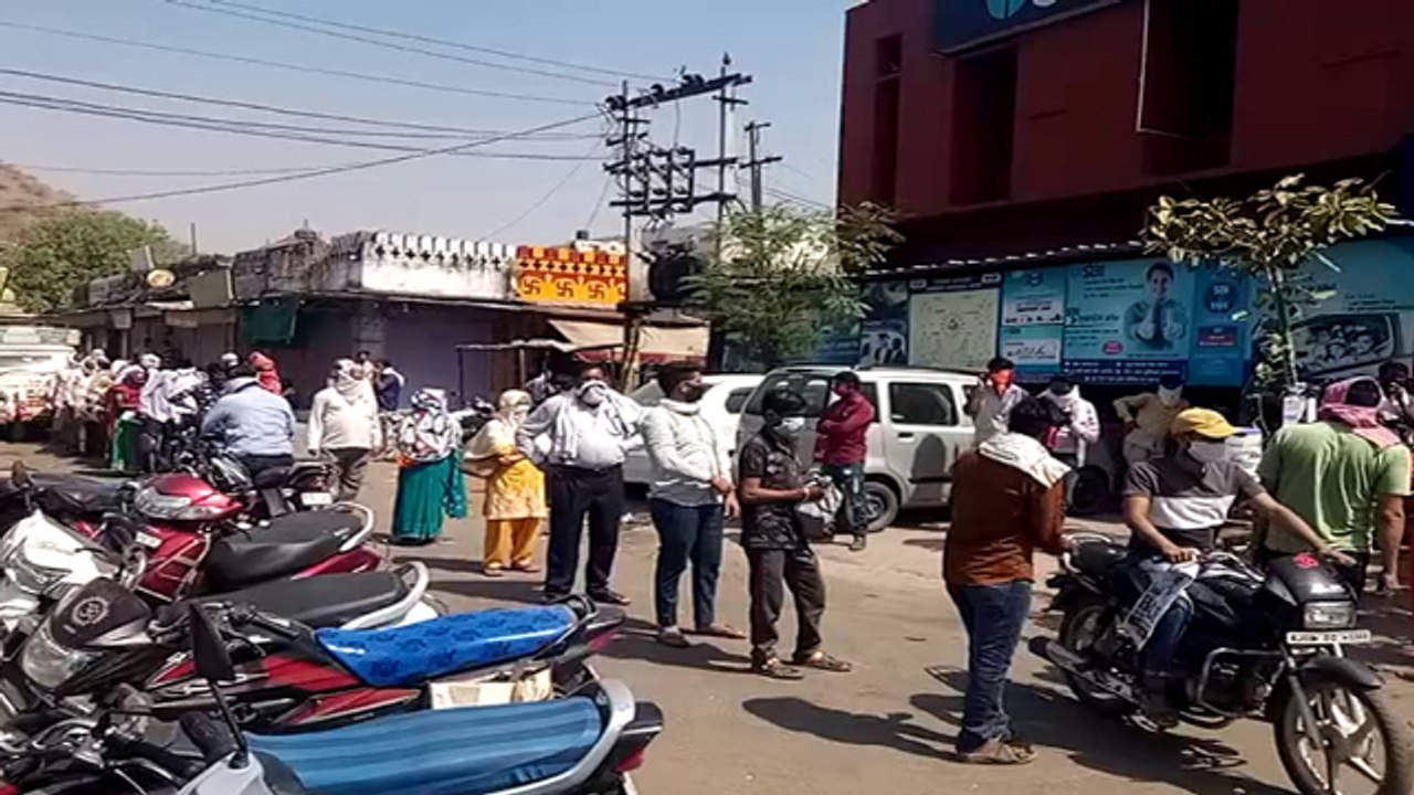 41 दिन बाद खुले यहां के बाजार, बैंकों के बाहर लगी भारी भीड़, दुकानों की साफ-सफाई में जुटे दुकानदार