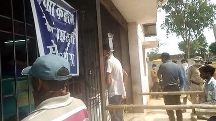 Ambikapur- शराब दुकानों में उमड़ी शौकीनों की भीड़, सुबह 6 बजे से ही लगी कतार, इधर विरोध में महिलाओं का हल्ला बोल