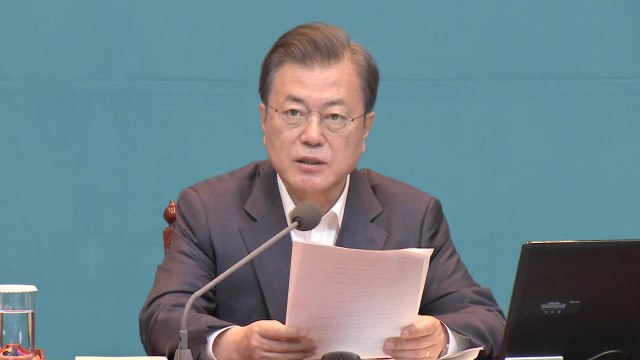 문 대통령 재난지원금 기부, 국민 힘 모아 극복하자는 뜻 / YTN