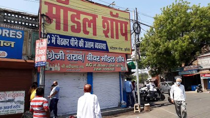 झाँसी- शराब दुकानों के बाहर लगी लोगों की भीड़, दुकान न खुलने से मायूस हुए