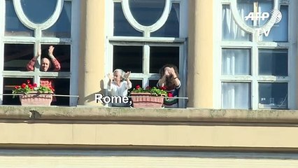 Coronavirus:des Romains saluent aux fenêtres le début de la phase 2 du confinement