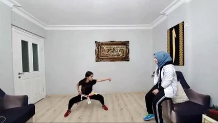 Milli antrenör anne ve dünya şampiyonu kızları "evde kalanlar"la online spor yapıyor