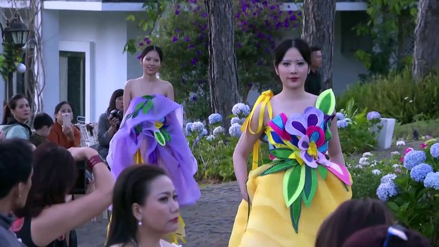 Nam Em tự ý cởi giày, đi chân trần và nhảy múa trong show diễn