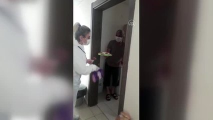 Karantina yurdundaki çocuklar dağıtılan oyuncaklarla moral buldu