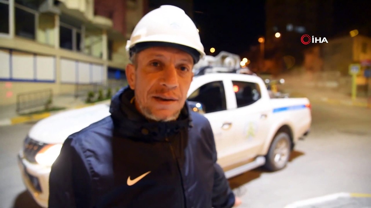 Vatandaşları Şaşırtan Davulcu, Hem Dezenfekte Hem Davul Aracı