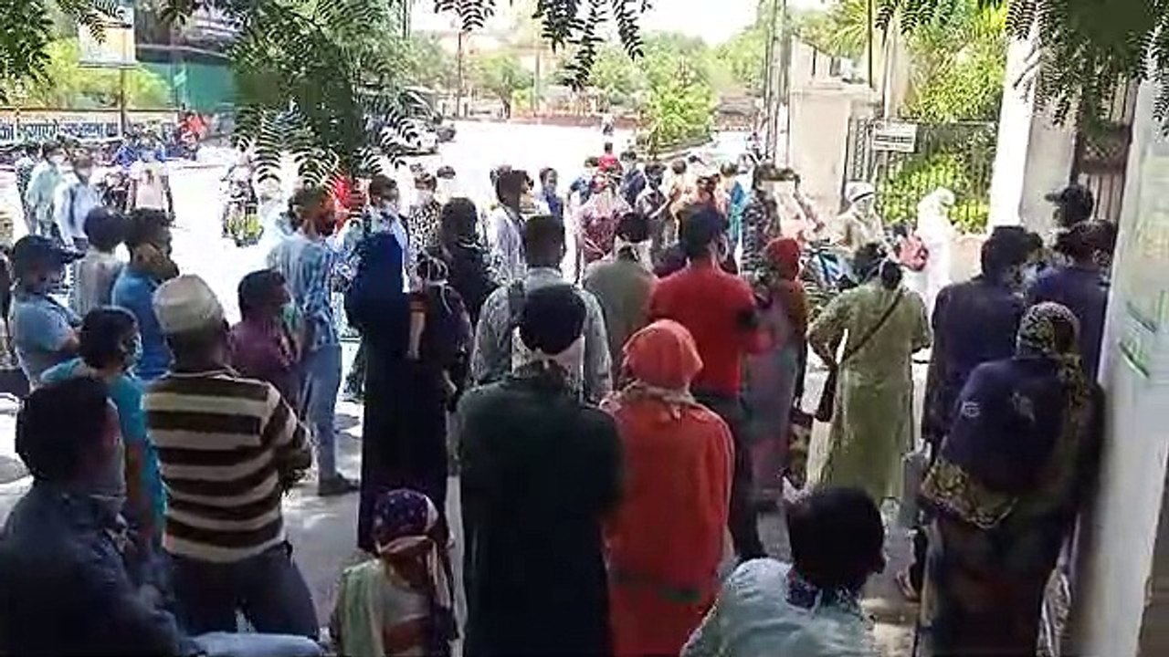 टूटने लगा लोगों के सब्र का बांध, बड़ी संख्या में कलेक्टर कार्यालय पहुंचे लोग
