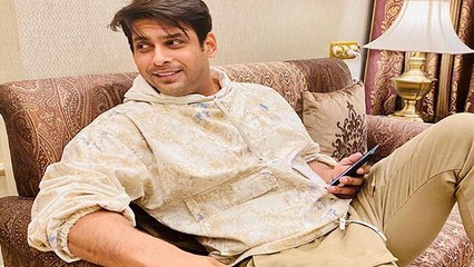 Siddharth Shukla इस पुरानी फोटो में आखिर किसे देख रहे हैं; कब की है Siddharth की ये फोटो | FilmiBeat
