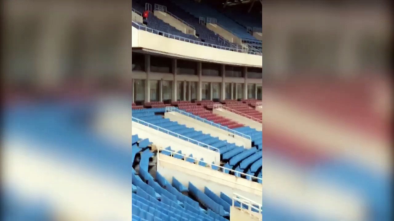 Thanh niên ngáo ngơ đội mưa lạnh đến sân Mỹ Đình một mình chờ đội tuyển thi đấu