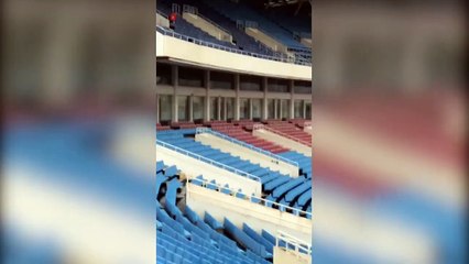 Thanh niên ngáo ngơ đội mưa lạnh đến sân Mỹ Đình một mình chờ đội tuyển thi đấu