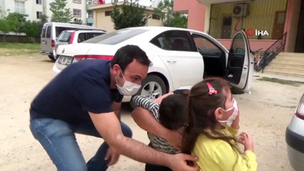 Sağlıkçı Anne Ve Baba, 1 Aydır Görmedikleri Çocuklarına Gözyaşlarıyla Kavuştu