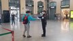 Policía y GC reparten mascarillas en transporte público de Valencia