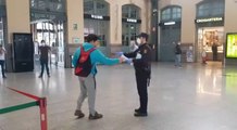 Policía y GC reparten mascarillas en transporte público de Valencia