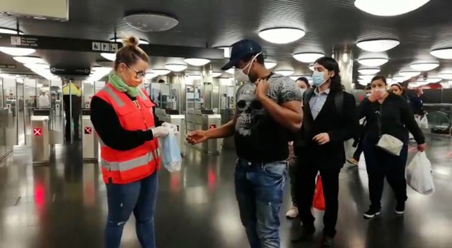 Reparto de mascarillas en el transporte público de Barcelona