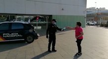 Policía Nacional reparte mascarillas en Castellón