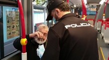 Policía reparte mascarillas en el transporte público de A Coruña