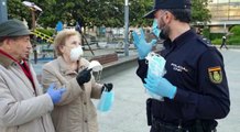 La Policía Nacional entrega mascarillas a mayores en Guadalajara