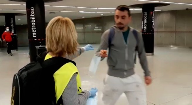 Reparto de mascarillas en el transporte público de Bilbao