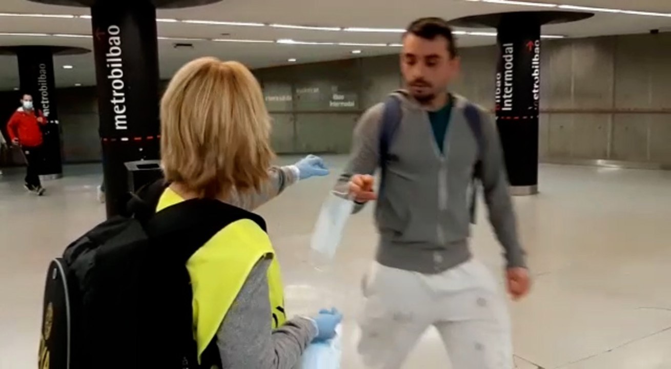Reparto de mascarillas en el transporte público de Bilbao