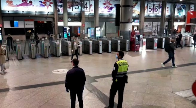 Voluntarios reparten mascarillas en Atocha