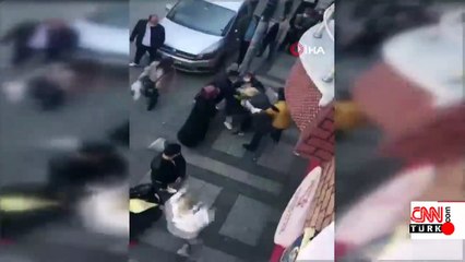 Ekmek sırasında bekleyen kadınlar saç saça baş başa kavga etti