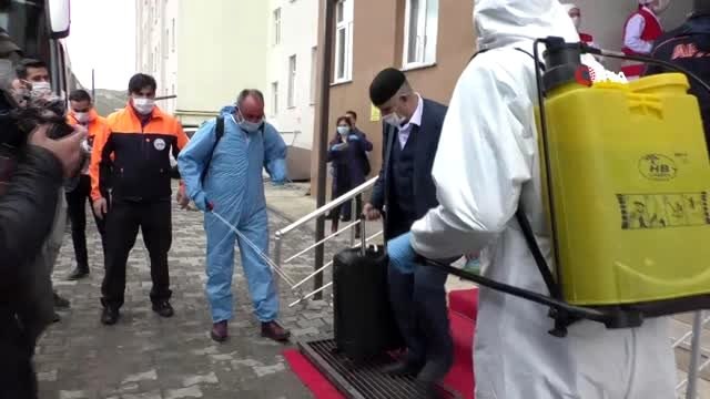 Kars'ta karantina süreleri dolan 103 kişi memleketlerine gönderildi