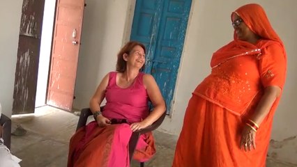 लॉकडाउन के चलते राजस्थान के जीतास गांव में फंसी इटली की डॉलीसांद्रो सीख गईं राबड़ी-छाछ बनाना