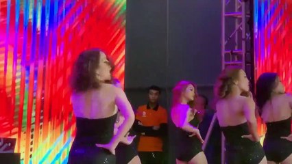 Bích Phương lần đầu live Chị ngả em nâng