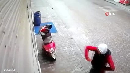 Motosiklette bırakılan cep telefonunu böyle çaldı