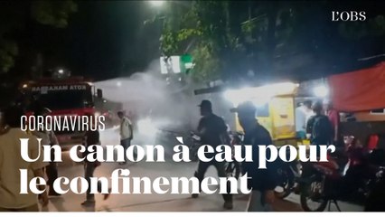 L'Indonésie utilise un canon à eau contre les contrevenants au confinement