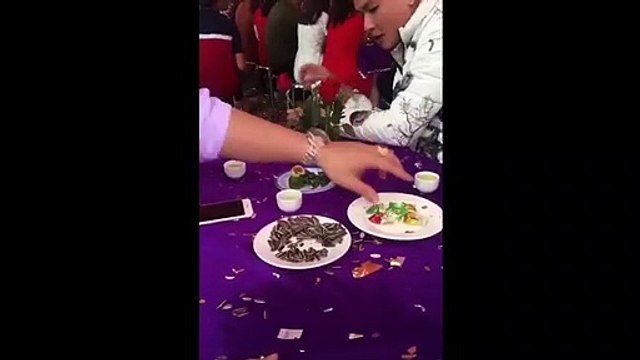 Chỉ bằng một hành động nhỏ với ông lão ăn xin, soái ca áo trắng đã chiến trọn trái tim CĐM