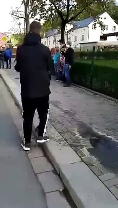 Aue - Polizist greift an