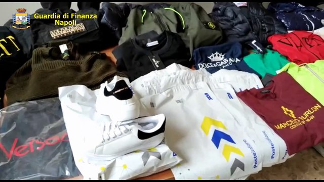 Napoli - Operazione #iocomprodacasa - Sequestrati 2.000 capi di abbigliamento contraffatti (04.05.20)