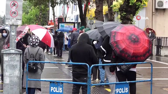 Virüse ve yağışa aldırış etmeden banka önlerinde uzun kuyruklar oluştu