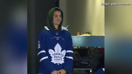 Sau bài đăng xác nhận là vợ chồng, Justin và Hailey thoải mái thể hiện tình yêu nơi công cộng
