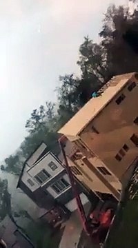 Ces trois ouvriers sont coincés sur le toit d’un bâtiment à trois étages au moment où une grosse tempête passe.