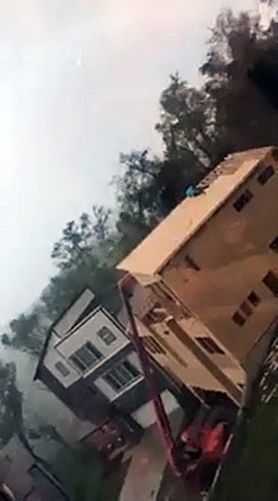 Ces trois ouvriers sont coincés sur le toit d’un bâtiment à trois étages au moment où une grosse tempête passe.