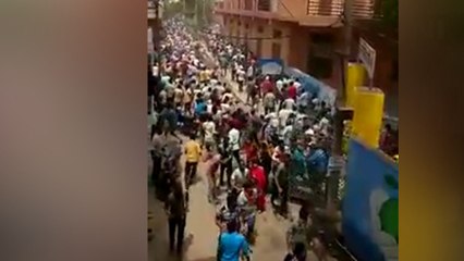घर पहुंचाने की मांग करते मजदूरों का गुजरात पुलिस से टकराव, गोले दागकर किए तितर-बितर, VIDEO