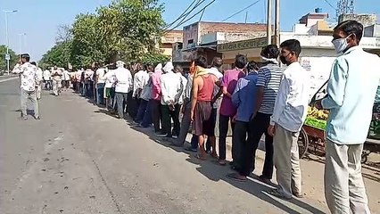 ये राशन लेने वालों की नहीं, शराबियों की लाईन है